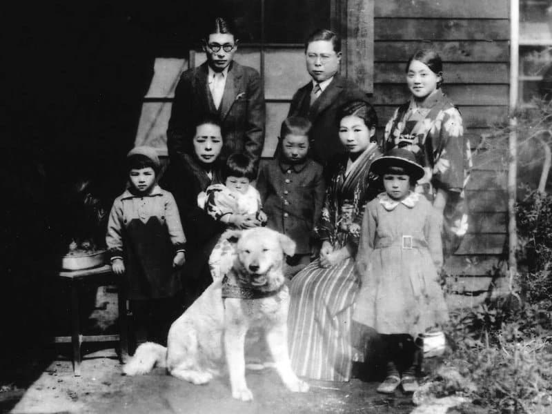 Hachikō with the Ueno family
